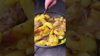 Мясо и картошка жарить