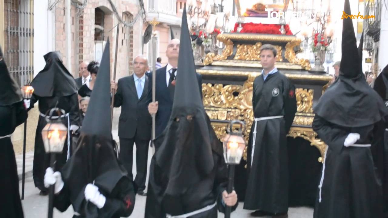 Solemnidad y luto en el desfile del Santo Entierro de Torredonjimeno