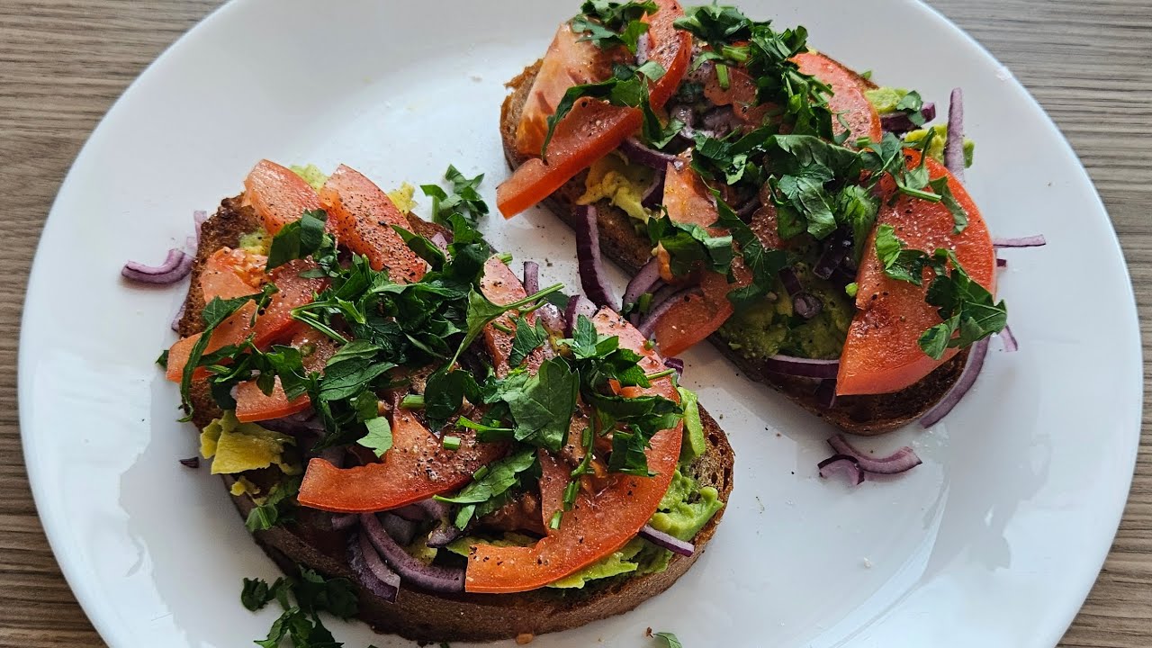 Knuspriges Brot mit Avocado - perfektes Frühstück 