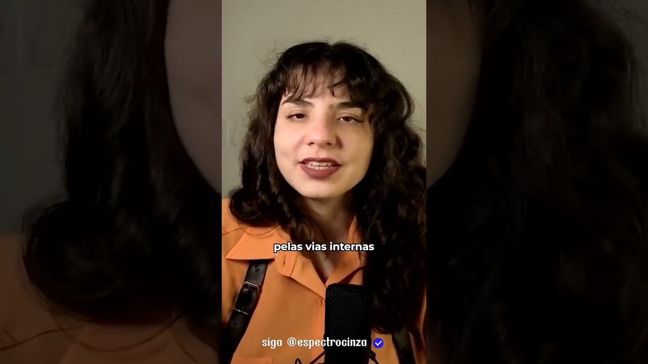 Momento inusitado: Carolina dieckmann surge em vídeo do YouTube, mas o foco não é o biquíni