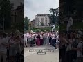 Cientos de fieles reciben a León XIV entre cánticos: “Papa León, te queremos un montón”