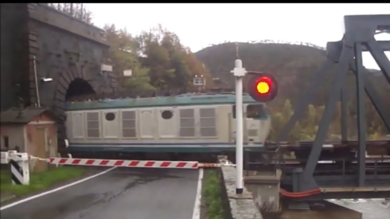 Passaggio a livello Ovada (AL) treno merci - Level crossing freight train
