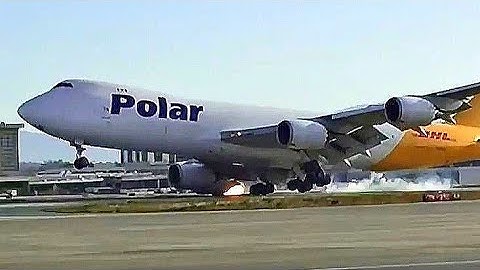 747 Pilot Slams Engine Pod Into LAX Runway