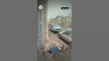 فيديو مثير للجدل للحظة اعتداء رجل بالضرب على سيدة وحفيدتها في فرنسا 