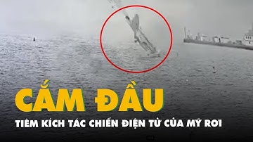 Khoảnh khắc tiêm kích tác chiến điện tử của Mỹ rơi, cắm đầu xuống biển