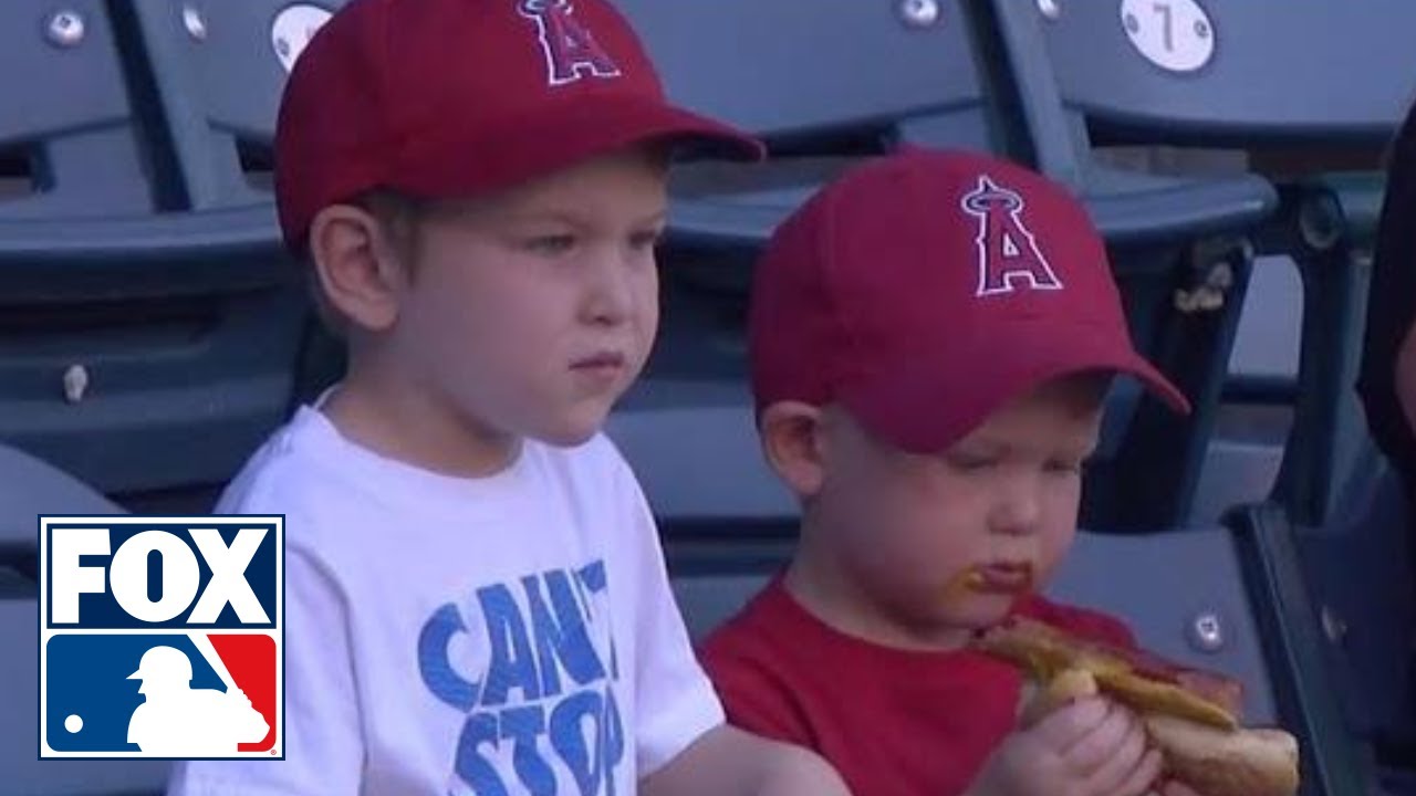 Vind Forge Mexico Kid struggles to eat a hot dog at baseball game - YouTube