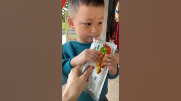 Pipi khóc vì mẹ ngốc không cho mua tăm cay .khổ thân quá#short