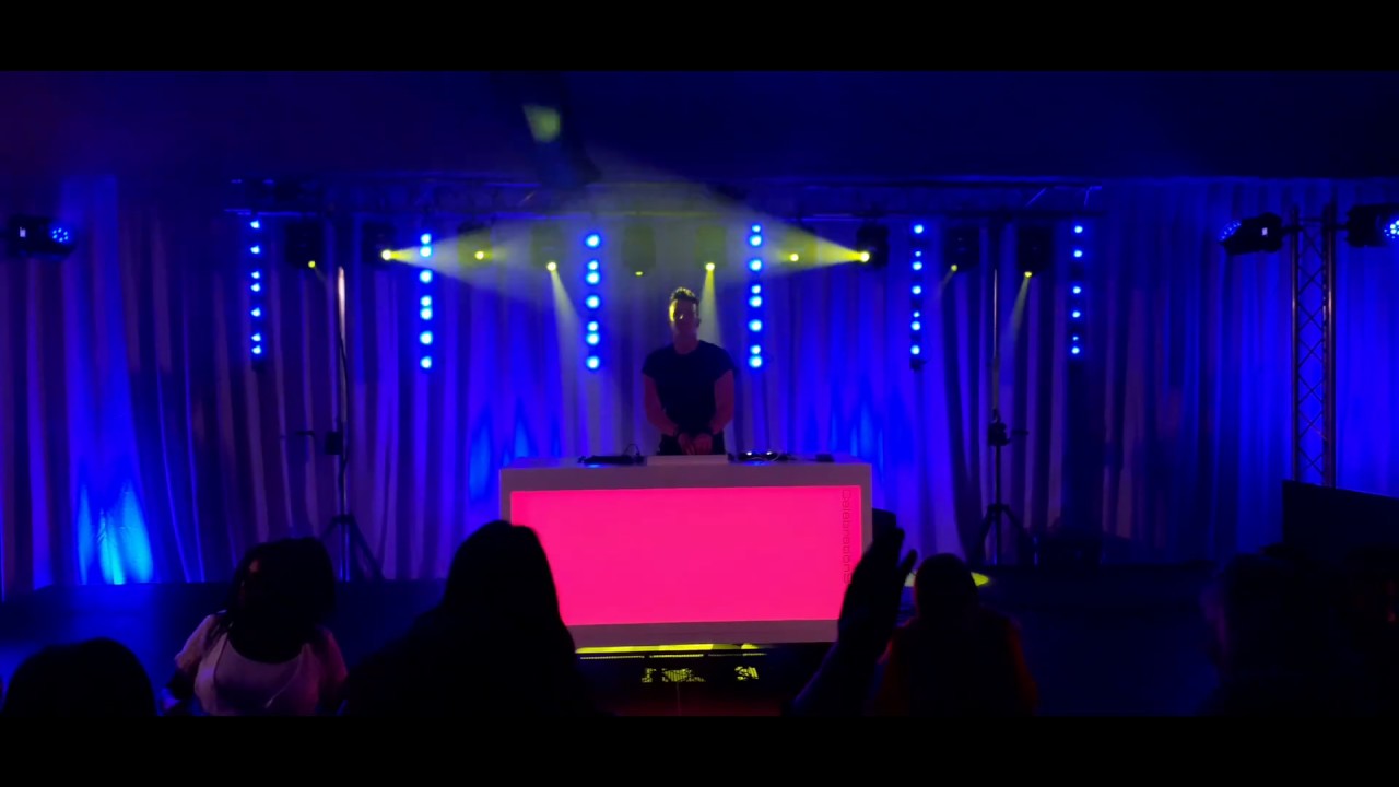 Lichtpakket premium op een personeelsfeest met DJ