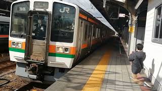 線路立ち入りで遅れ！。EF64 1017+1013号機牽引稲沢発南松本行5875レ名古屋9番線信号停車＆発車