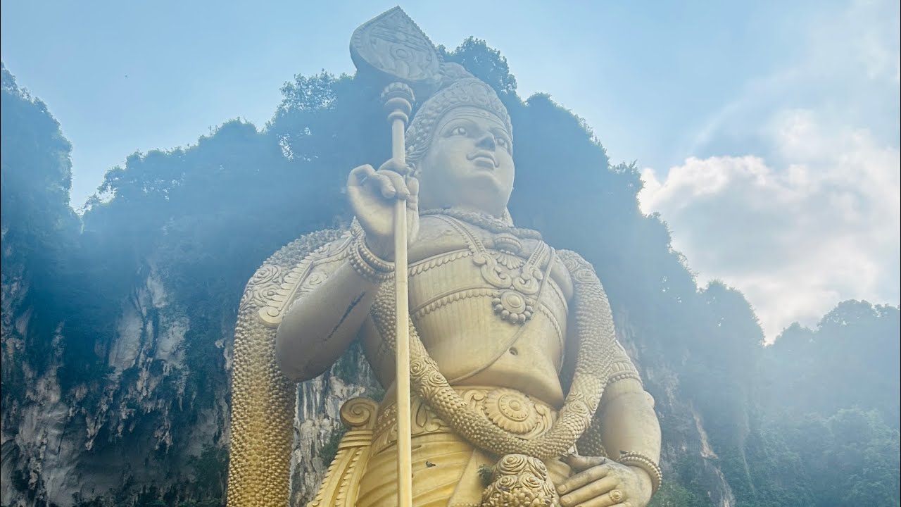 Malaysia vlog | 11 Hour Layover in Malaysia | Batu Caves, KLCC Aquarium & Food Tour ✨