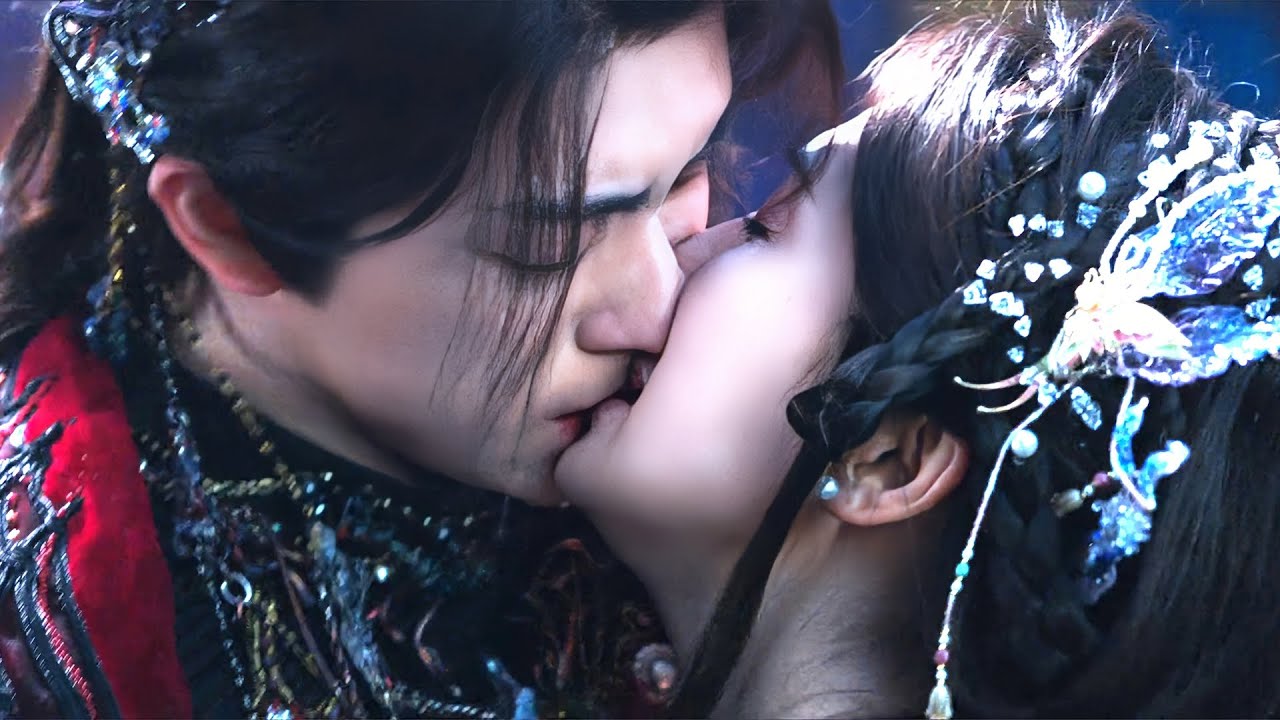 妖尊向灰姑娘求婚，兩人在眾人的祝福中擁抱接吻，灰姑娘含淚陪妖尊度過生命的最後階段！#白月梵星 #敖瑞鹏 #白鹿 #古装 #爱情