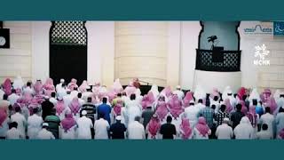 Incredible! Rare Moment! Imam Moves Back & Muadhin Continues Salah Resimi