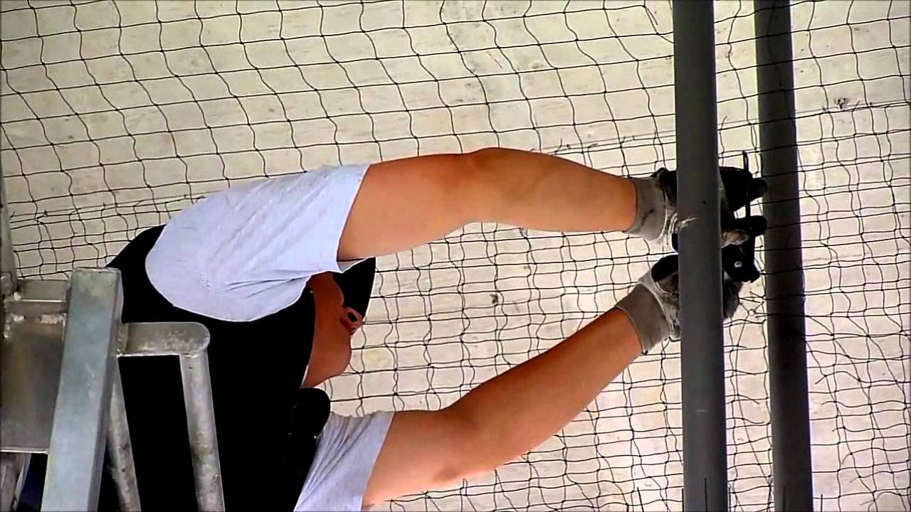 Taubennetz verschließen an der Beleuchtung