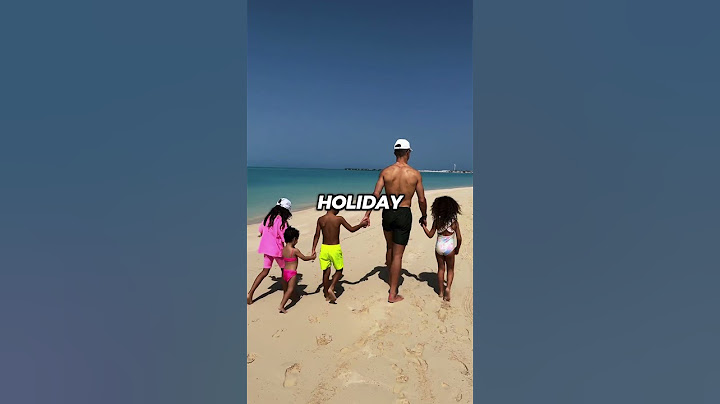 Ronaldo signed his new Al Nassr deal on the beach. 😅⛱️ Junior celebrated it with champagne. 🤣🍾