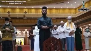 Ustadz Syamsuri Firdaus menjadi imam sholat magrib di masjid daya hubul wathan islamic center lombok