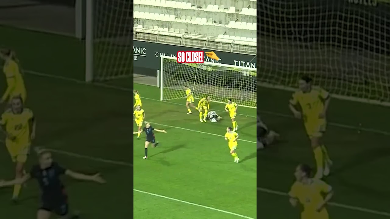Lotte Wubben-Moy was inches away from a brilliant back heel goal! 🤯