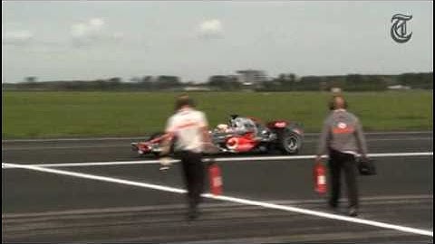 Lewis Hamilton op Schiphol