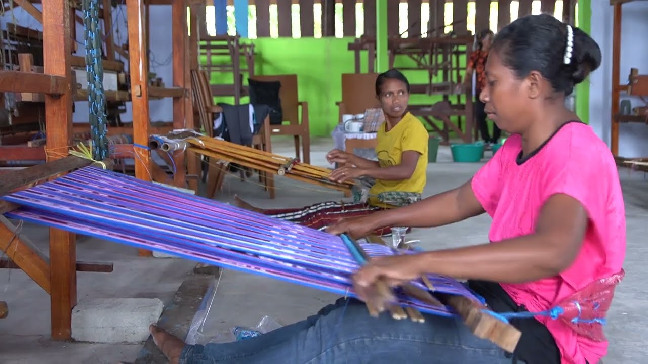 Pengrajin Kain Tenun Tradisional Tanimbar