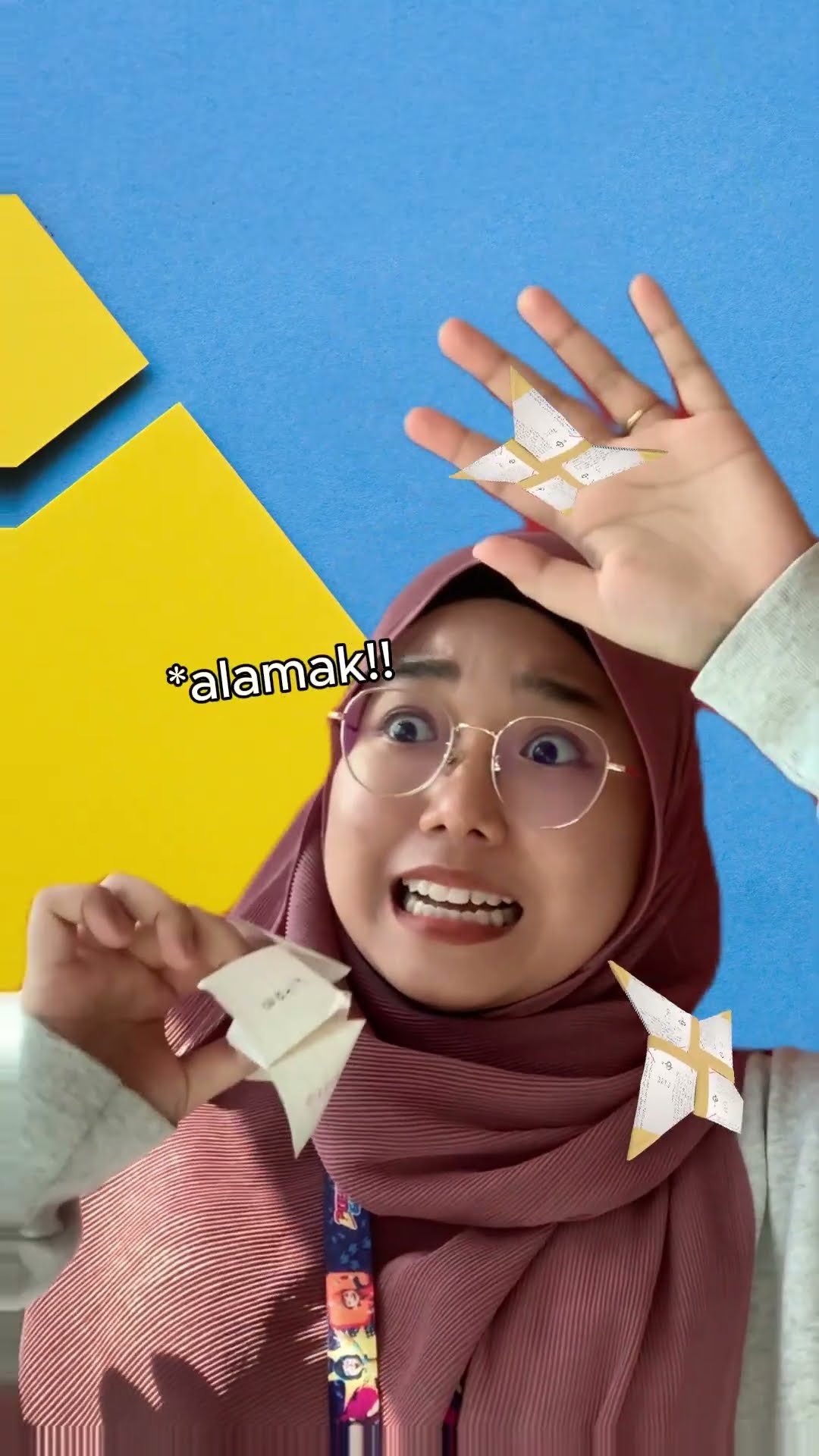 Kejap.. zaman sekarang ada lagi ke tengok wayang kulit dan main origami? ?