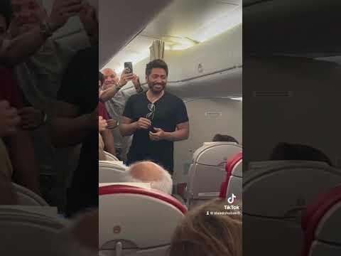 تامر حسني يفاجئ ركاب الطائره الملكيه الاردنيه بوصله غناء