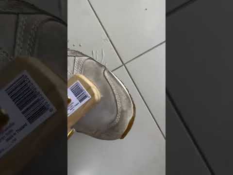 วีดีโอ: 4 วิธีง่ายๆ ในการทำความสะอาดพื้นรองเท้า