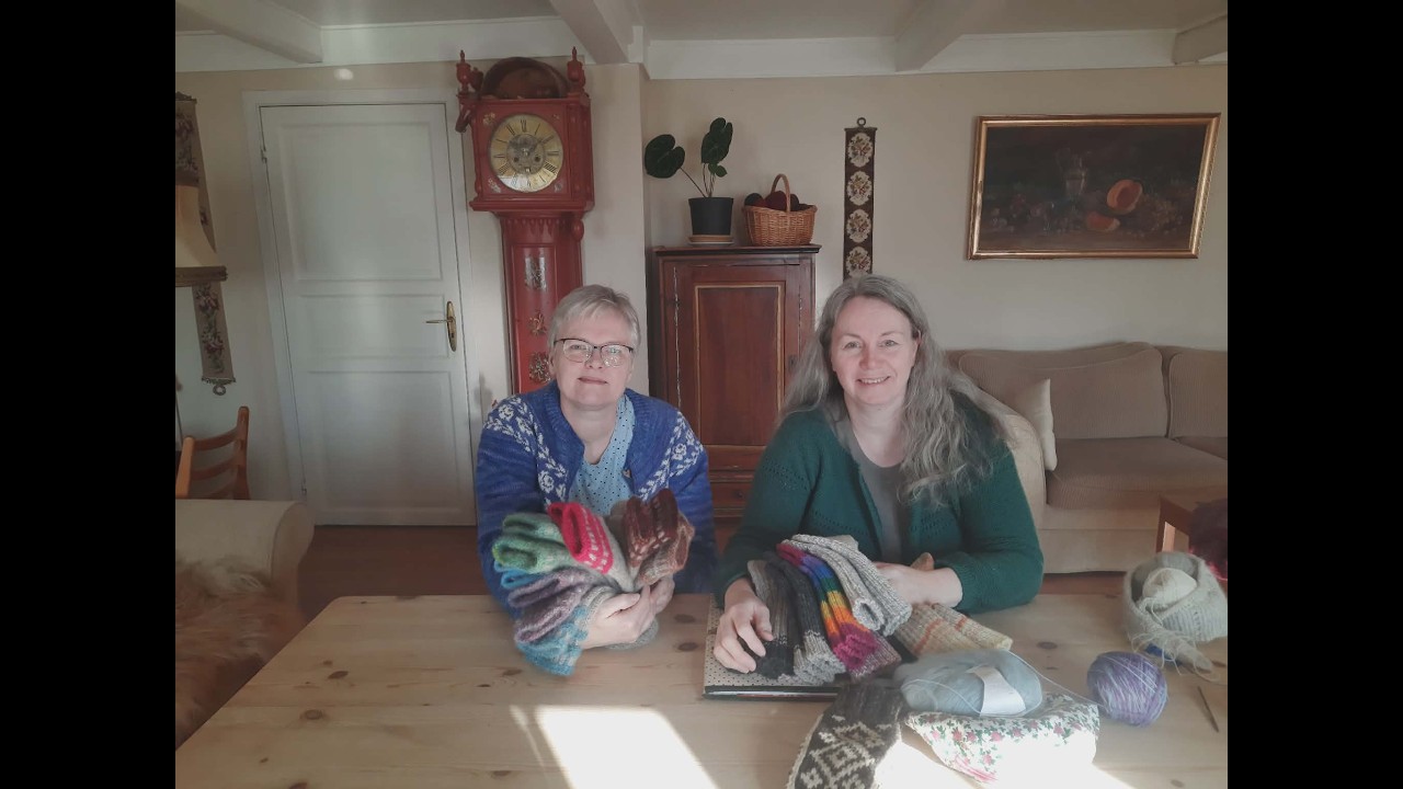 Strikk på landet // Countryside knitting Ep 250  Med gi-bort! Våren er her! Springtime!