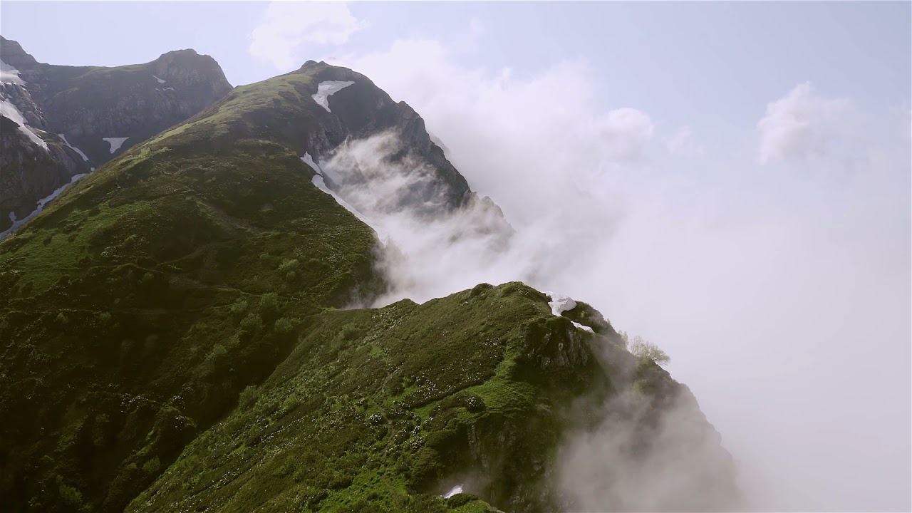 Vidéo vue aerienne montagne libre de droit