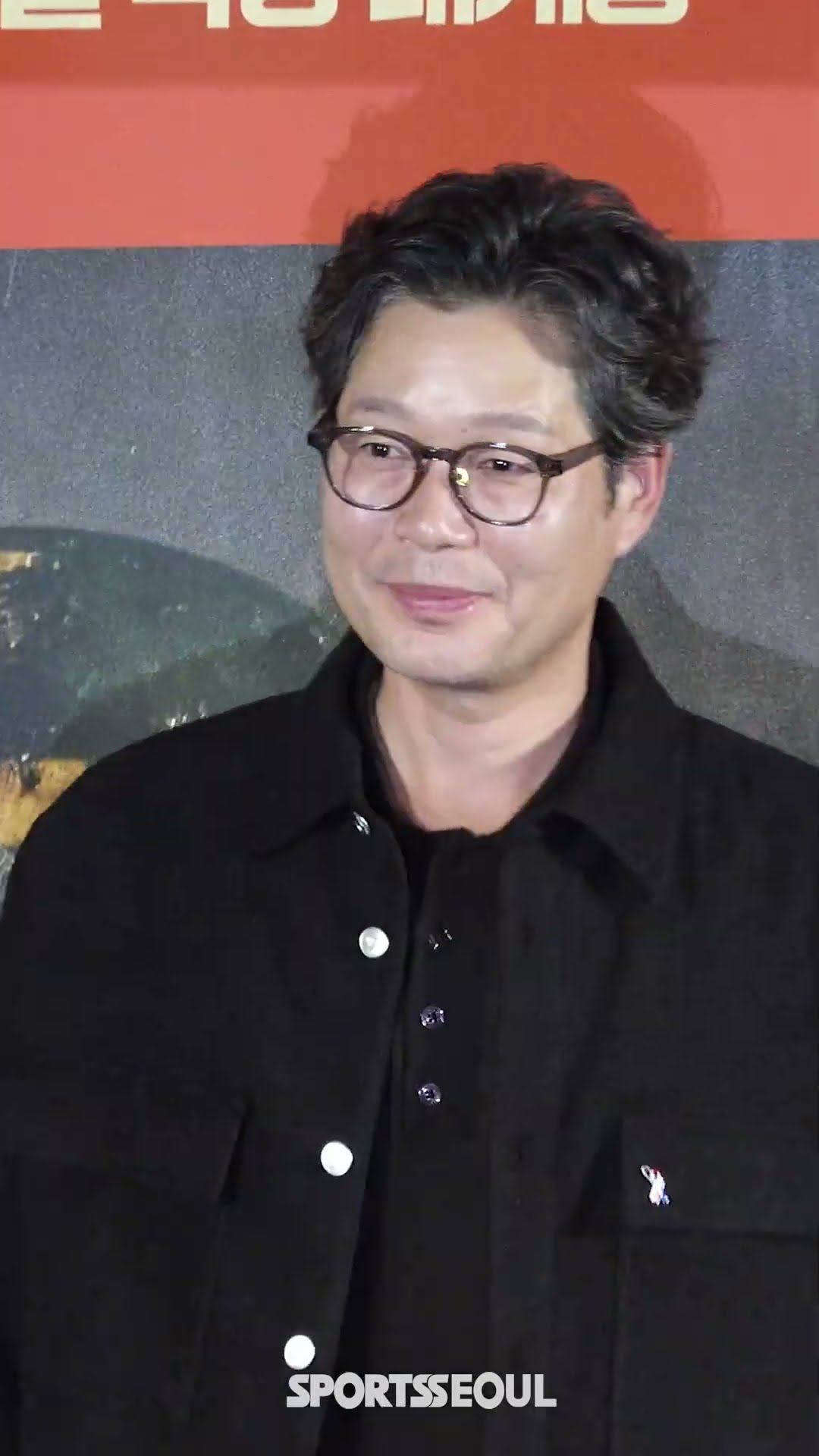 유재명, 소방관 구조대장의 부드러운 미소