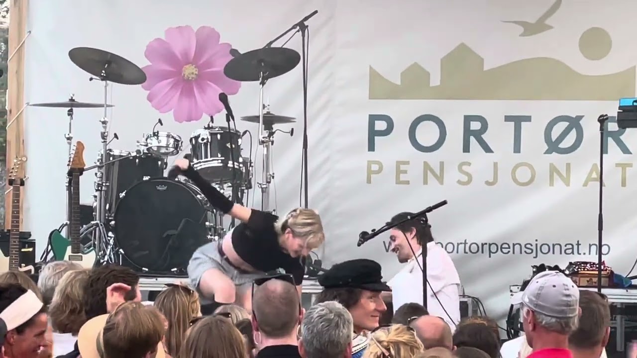 AURORA and Sondre Lerche singing «Alone in the Night» live with audience for the first time, July 9.