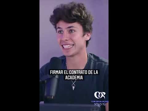 Carlos Rivera platica cuando firmó su contrato al entrar a la academia
