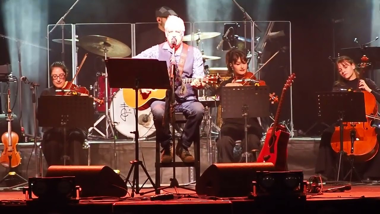 La stagione di Infinity 1. Van De Sfroos, canzoni che profumano  di lago