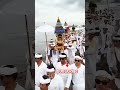 Melasti sesuhunan pura Samuan Tiga di pantai Masceti