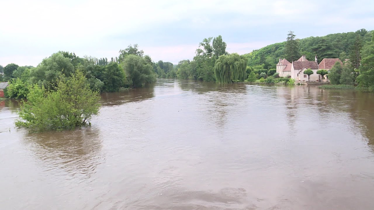 Inondations : cours d'eau en crue en juillet à Saint-Pierre-de-Maillé dans la Vienne