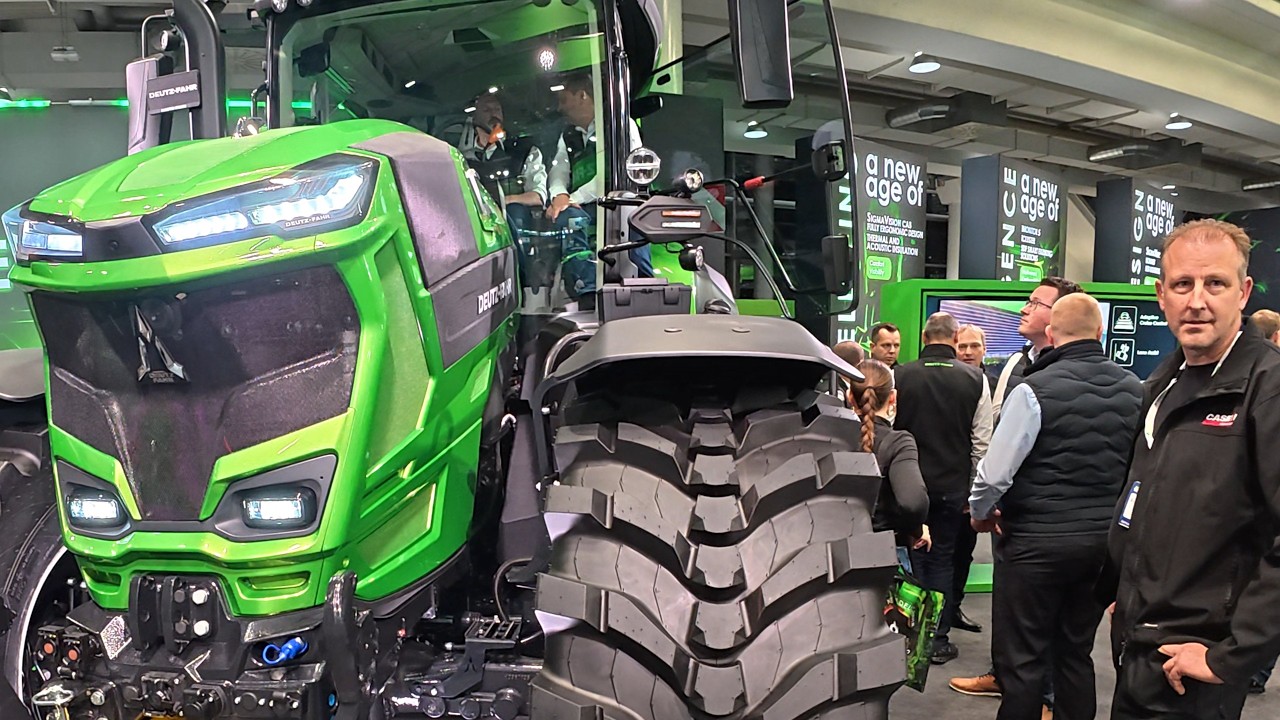 The NEW DEUTZ FAHR - What A BEAUTY - 20,000 LITRE SPRAYER!! | George ...
