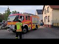 [Stein auf PKW - Person unter PKW eingeklemmt] Schauübung der Feuerwehr Walldorf am Rathaus