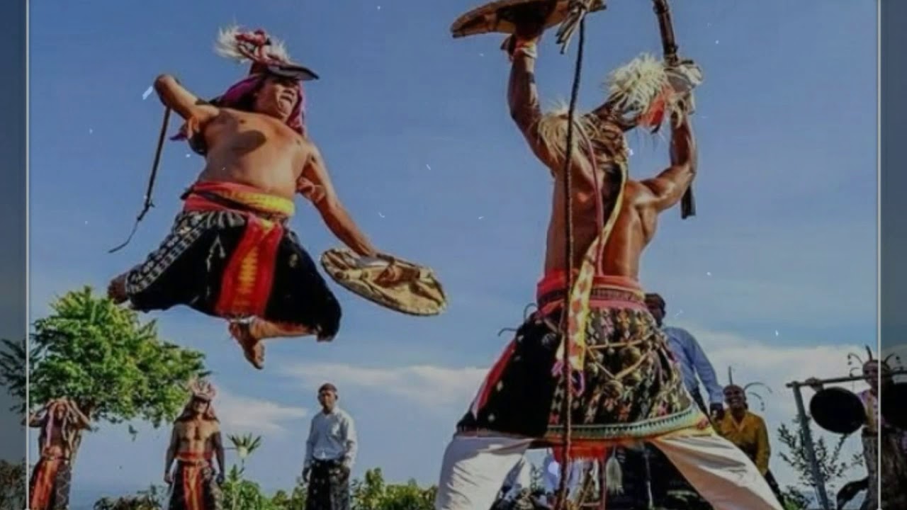 Gabungan video dan foto tari caci adat Manggarai, flores 