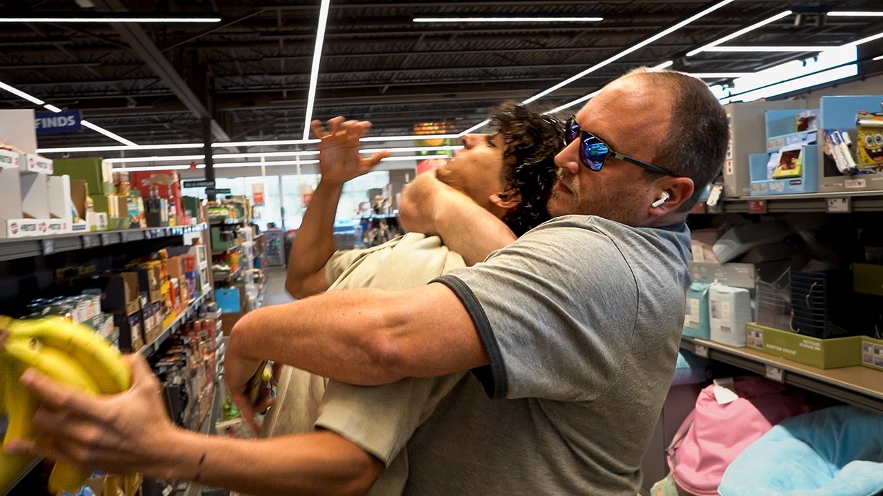 Розыгрыш с кражей тележек у незнакомцев.