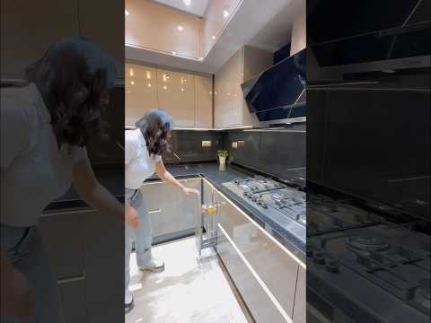 مطبخ عصري باللون الرمادي اللامع و الكرانيت الاسود   كوزينة
