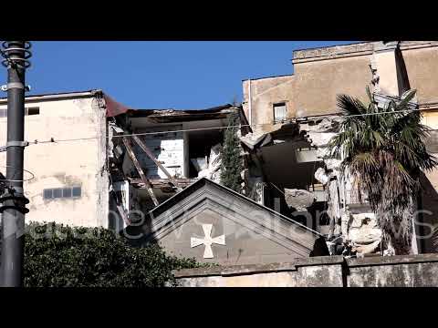 Napoli, crollo nel cimitero di Poggioreale: bare scoperchiate