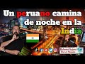 Un peruano camina de noche en la India