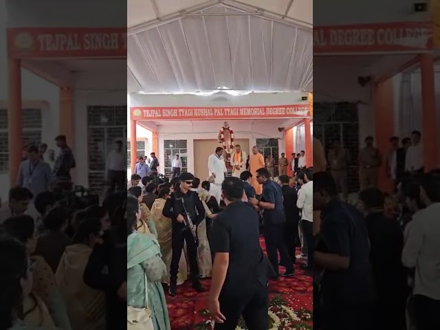 राजपाल त्यागी जी की प्रतिमा का अनावरण करते योगी जी