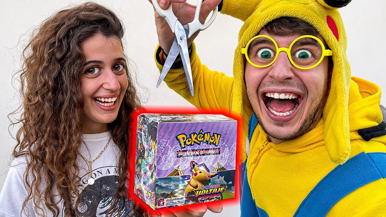 ABRIENDO CAJA de CARTAS POKEMON con mi HERMANA PEQUEÑA! ¿Nos sale PIKACHU? (Apertura Voltaje Vívido)