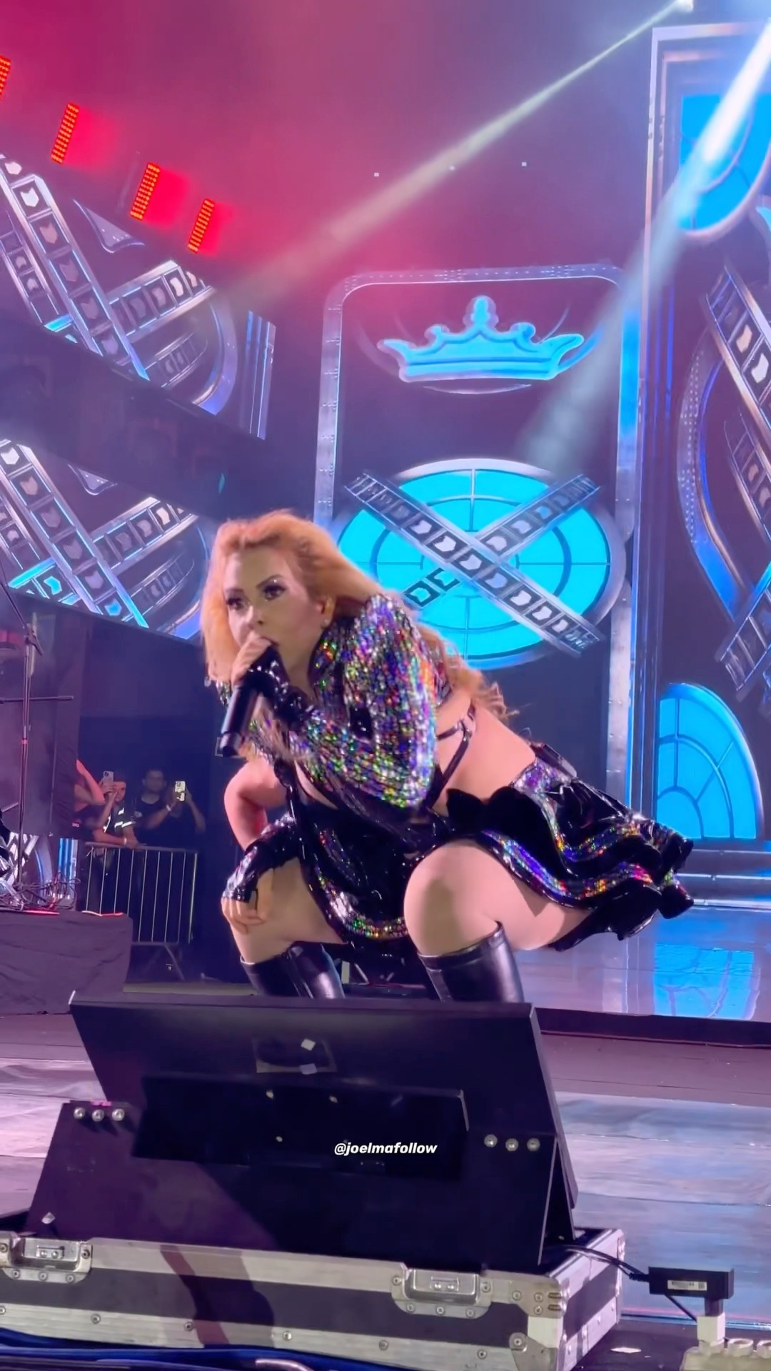 Joelma cantando Anjo