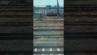 JR東日本 尾久車両センターに並ぶ機関車EF65、東海道線車両、他…を東海道線（北行）の車窓から…