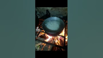 Nấu cơm bếp củi