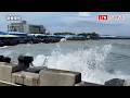 小琉球「海盜船」破浪運送遊客 東港碼頭浪花噴濺