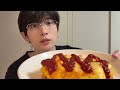 深夜にハプニングだらけの26歳男性オムライス作り