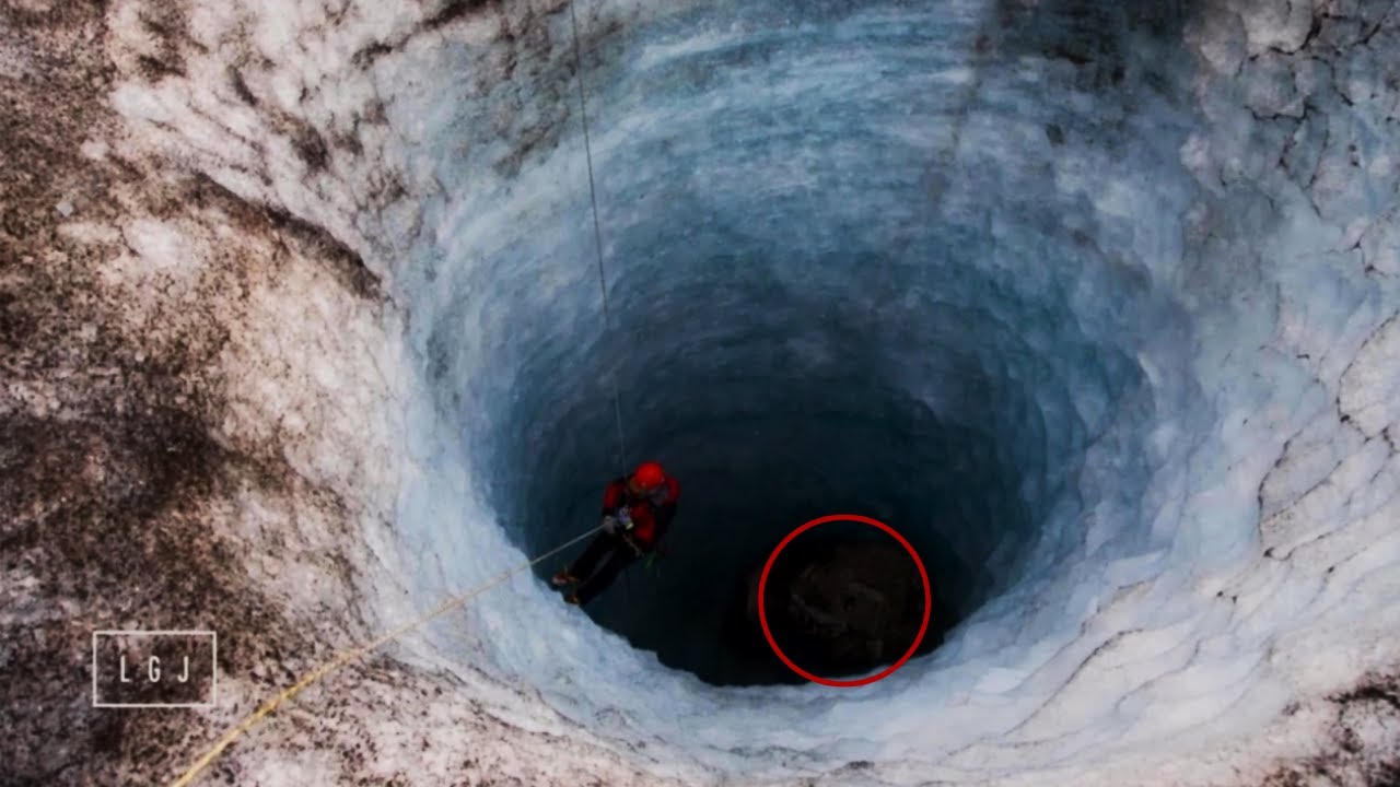 Жене самое глубокое. Колодцы и Шахты Карст. Карстовые воронки на Ямале. Огромная яма в земле. Дыра в земле.