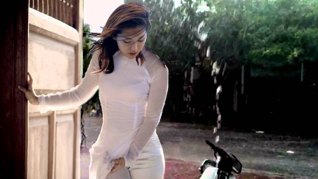 Áo trắng ngày mưa