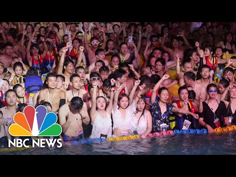 Thousands Attend Wuhan Pool Party | NBC News NOW